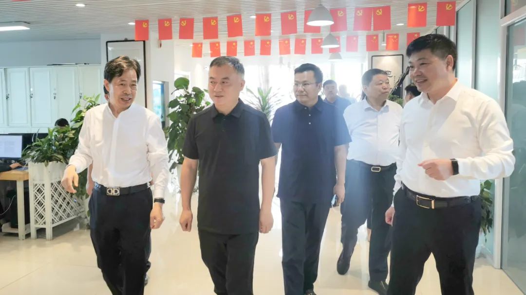 新密市委常委、政法委書(shū)記劉軍杰一行蒞臨榮盛科技集團調研指導