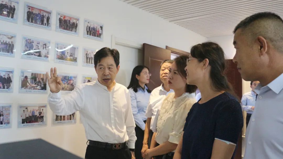新密市委常委、政法委書(shū)記劉軍杰一行蒞臨榮盛科技集團調研指導